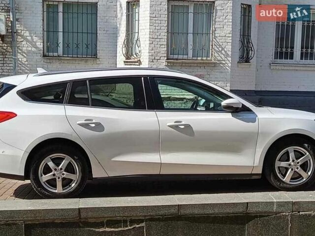 Белый Форд Фокус, объемом двигателя 1.5 л и пробегом 157 тыс. км за 14000 $, фото 1 на Automoto.ua