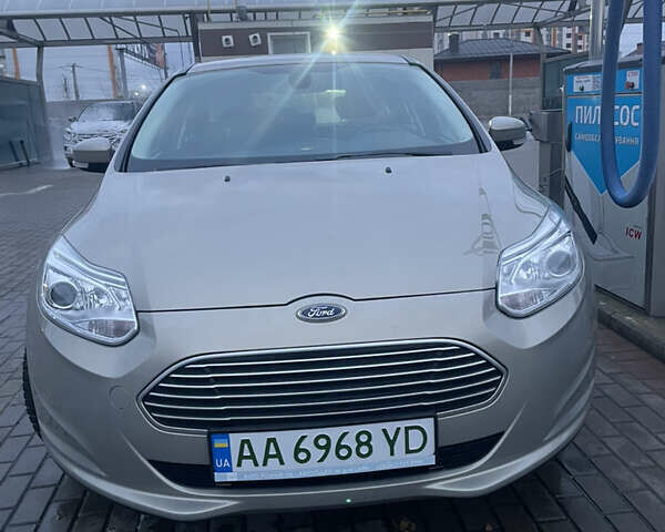 Бежевый Форд Фокус, объемом двигателя 0 л и пробегом 121 тыс. км за 9600 $, фото 1 на Automoto.ua