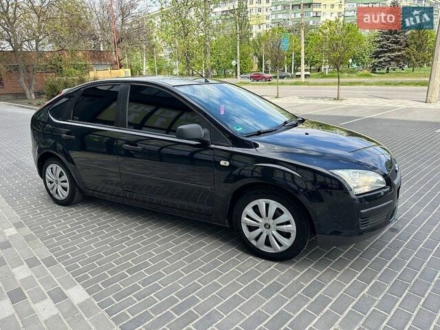 Черный Форд Фокус, объемом двигателя 1.6 л и пробегом 190 тыс. км за 5200 $, фото 1 на Automoto.ua