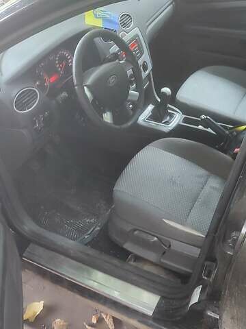 Черный Форд Фокус, объемом двигателя 1.6 л и пробегом 275 тыс. км за 3200 $, фото 1 на Automoto.ua