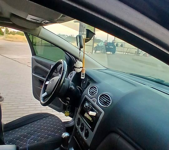 Черный Форд Фокус, объемом двигателя 1.6 л и пробегом 220 тыс. км за 6700 $, фото 1 на Automoto.ua