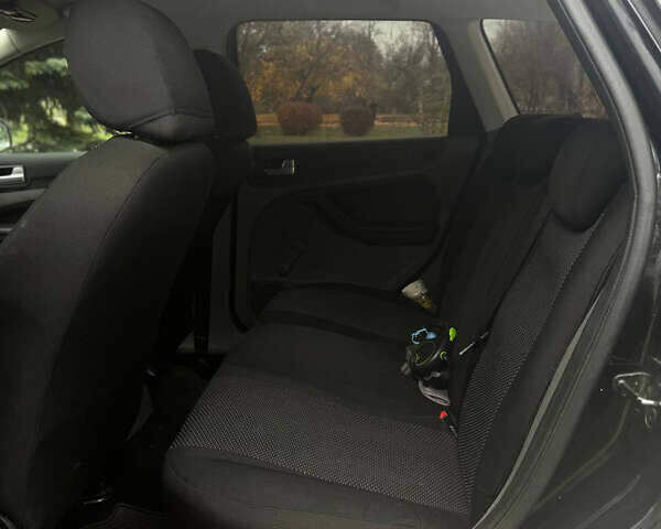 Черный Форд Фокус, объемом двигателя 1.8 л и пробегом 160 тыс. км за 5700 $, фото 1 на Automoto.ua