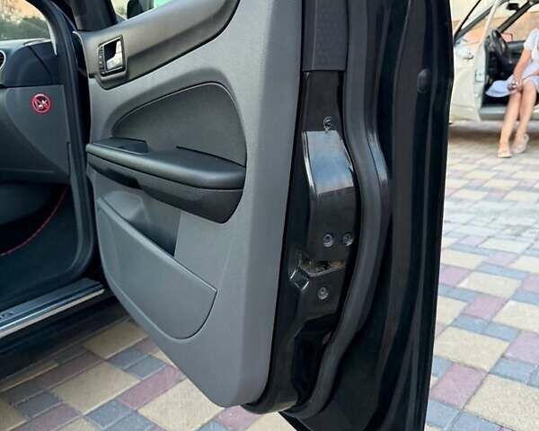 Черный Форд Фокус, объемом двигателя 1.6 л и пробегом 300 тыс. км за 6000 $, фото 1 на Automoto.ua