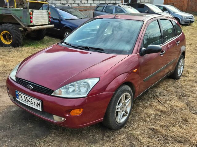Красный Форд Фокус, объемом двигателя 1.6 л и пробегом 300 тыс. км за 1750 $, фото 1 на Automoto.ua
