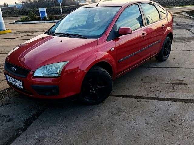 Красный Форд Фокус, объемом двигателя 1.6 л и пробегом 150 тыс. км за 4500 $, фото 1 на Automoto.ua