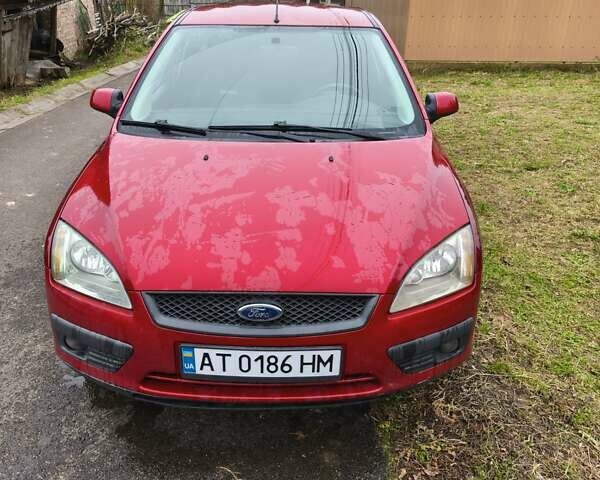 Красный Форд Фокус, объемом двигателя 1.6 л и пробегом 196 тыс. км за 3900 $, фото 1 на Automoto.ua