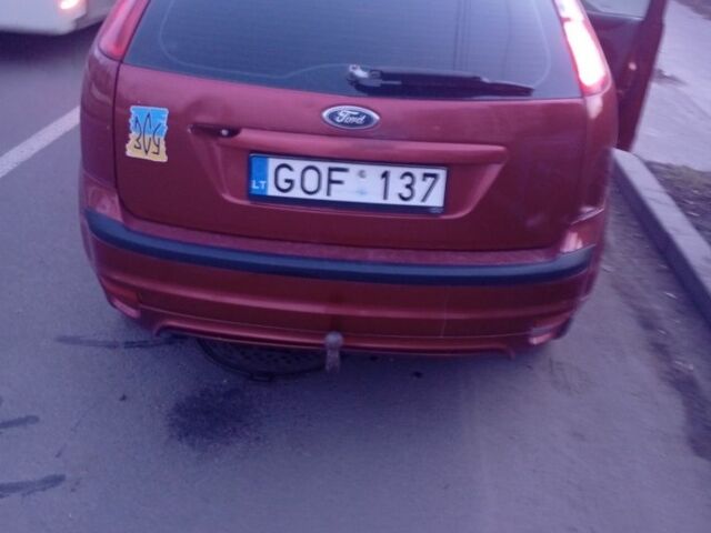 Красный Форд Фокус, объемом двигателя 1 л и пробегом 500 тыс. км за 900 $, фото 1 на Automoto.ua