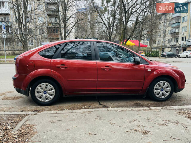 Красный Форд Фокус, объемом двигателя 1.6 л и пробегом 227 тыс. км за 5200 $, фото 1 на Automoto.ua