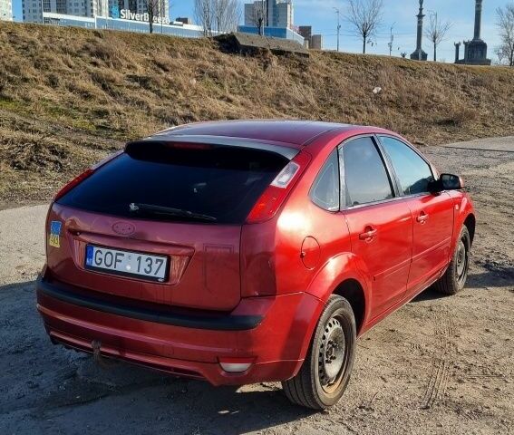 Красный Форд Фокус, объемом двигателя 2 л и пробегом 200 тыс. км за 1300 $, фото 1 на Automoto.ua