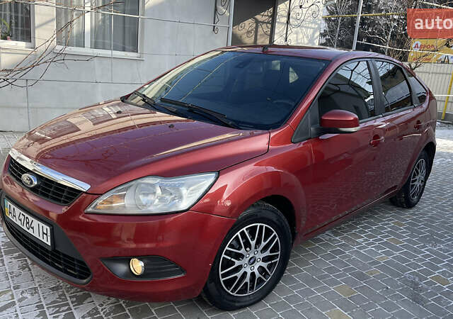 Красный Форд Фокус, объемом двигателя 1.6 л и пробегом 284 тыс. км за 4900 $, фото 1 на Automoto.ua