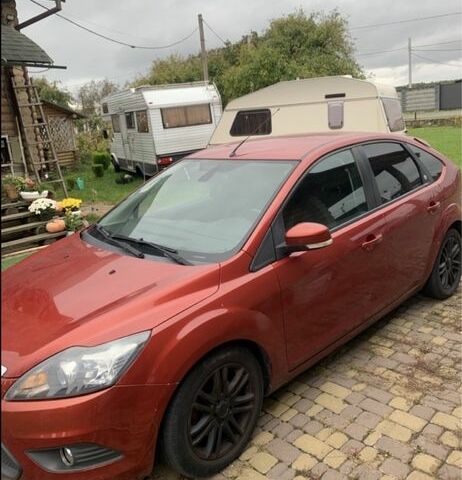 Красный Форд Фокус, объемом двигателя 1.6 л и пробегом 300 тыс. км за 4500 $, фото 1 на Automoto.ua