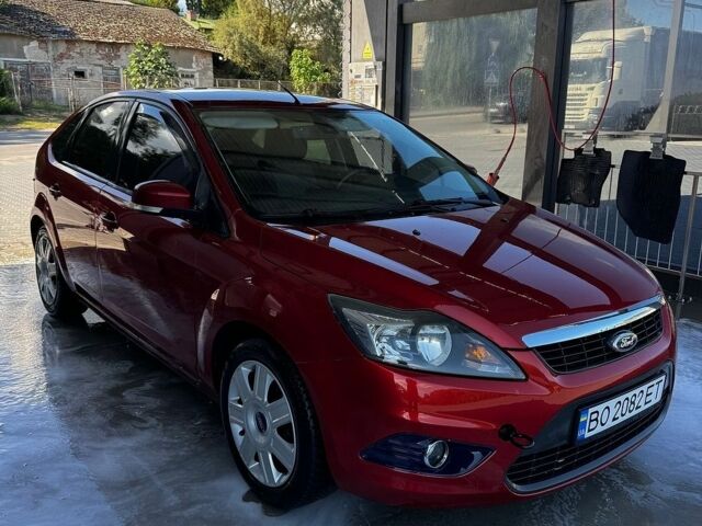 Красный Форд Фокус, объемом двигателя 1.6 л и пробегом 227 тыс. км за 5300 $, фото 1 на Automoto.ua
