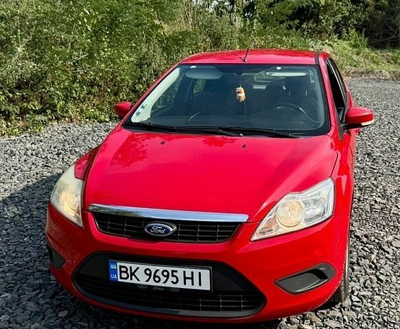 Красный Форд Фокус, объемом двигателя 1.59 л и пробегом 301 тыс. км за 5650 $, фото 1 на Automoto.ua