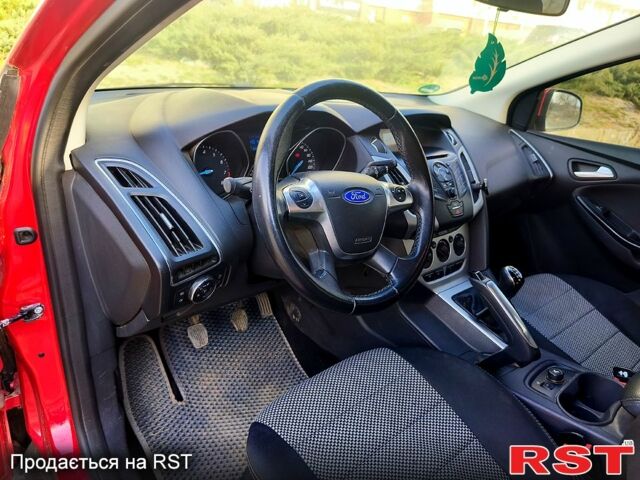 Красный Форд Фокус, объемом двигателя 1 л и пробегом 140 тыс. км за 7000 $, фото 1 на Automoto.ua