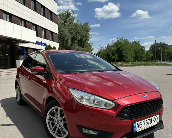 Красный Форд Фокус, объемом двигателя 1 л и пробегом 103 тыс. км за 9800 $, фото 1 на Automoto.ua