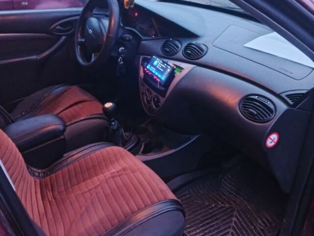 Красный Форд Фокус, объемом двигателя 1.8 л и пробегом 350 тыс. км за 2000 $, фото 1 на Automoto.ua