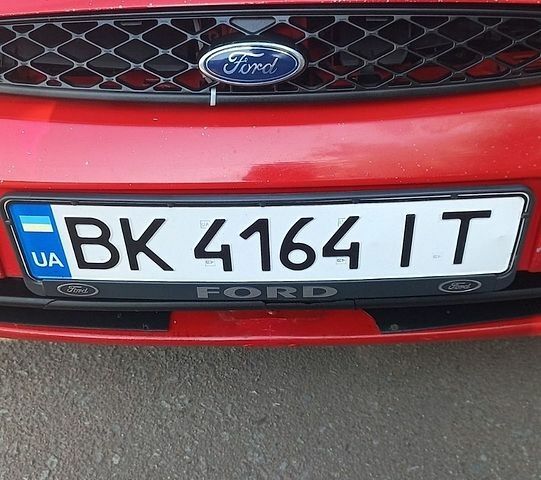 Красный Форд Фокус, объемом двигателя 1.8 л и пробегом 345 тыс. км за 2700 $, фото 1 на Automoto.ua