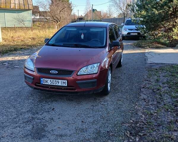 Червоний Форд Фокус, об'ємом двигуна 1.6 л та пробігом 260 тис. км за 4700 $, фото 1 на Automoto.ua