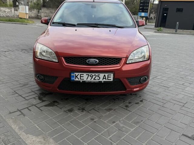 Красный Форд Фокус, объемом двигателя 1.6 л и пробегом 256 тыс. км за 5700 $, фото 1 на Automoto.ua