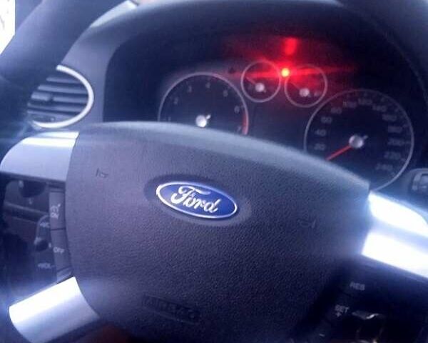 Червоний Форд Фокус, об'ємом двигуна 1.8 л та пробігом 317 тис. км за 3900 $, фото 1 на Automoto.ua