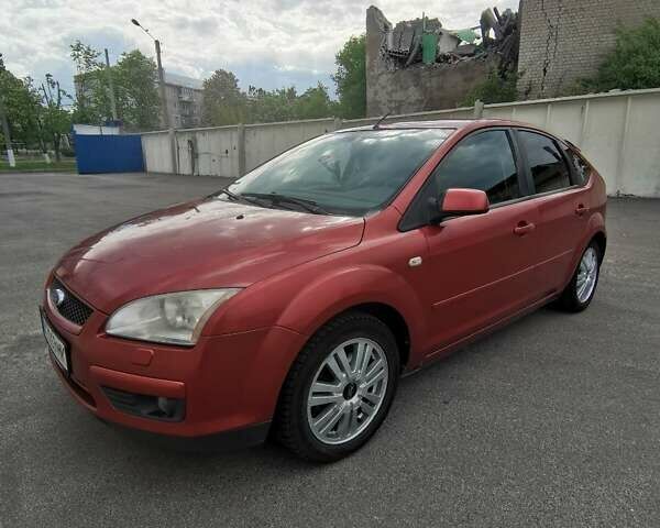 Красный Форд Фокус, объемом двигателя 1.6 л и пробегом 372 тыс. км за 4800 $, фото 1 на Automoto.ua