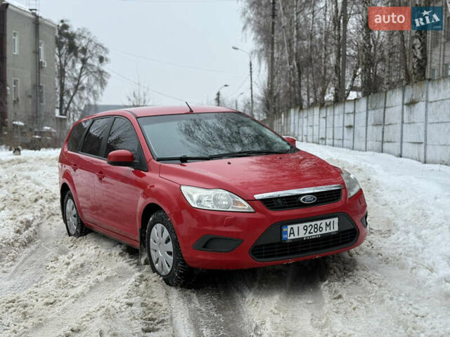 Красный Форд Фокус, объемом двигателя 1.8 л и пробегом 257 тыс. км за 4200 $, фото 1 на Automoto.ua