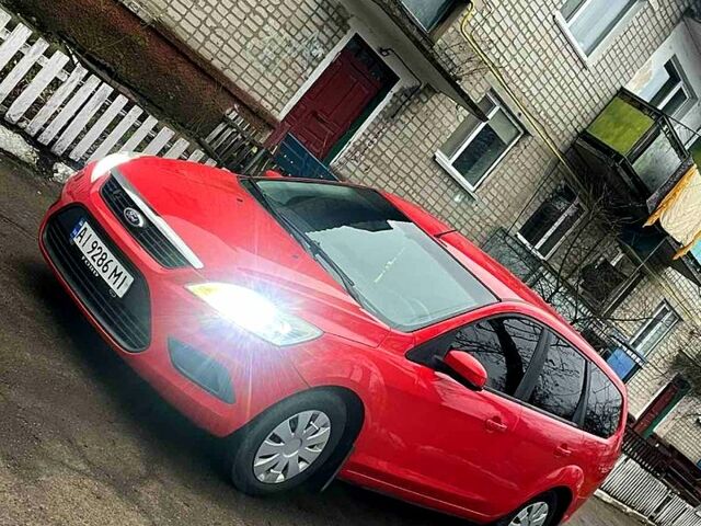 Красный Форд Фокус, объемом двигателя 1.8 л и пробегом 240 тыс. км за 4400 $, фото 1 на Automoto.ua