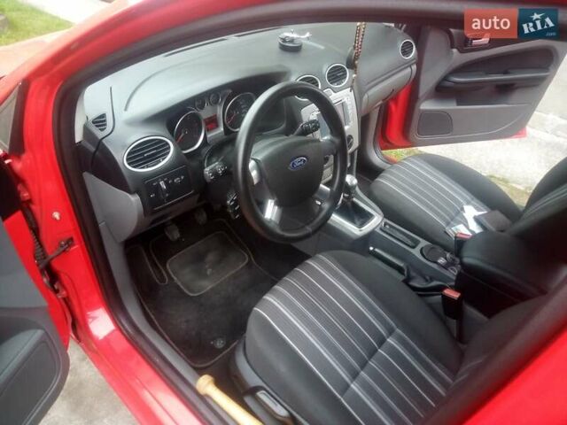 Красный Форд Фокус, объемом двигателя 1.6 л и пробегом 220 тыс. км за 5500 $, фото 1 на Automoto.ua