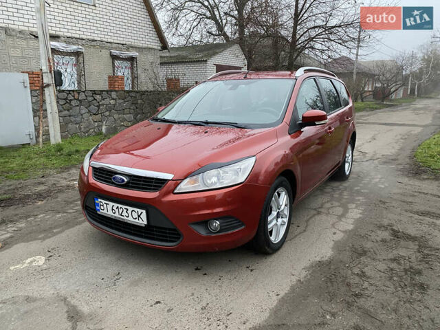 Красный Форд Фокус, объемом двигателя 1.8 л и пробегом 179 тыс. км за 5500 $, фото 1 на Automoto.ua
