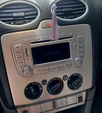 Красный Форд Фокус, объемом двигателя 1.6 л и пробегом 295 тыс. км за 5999 $, фото 1 на Automoto.ua