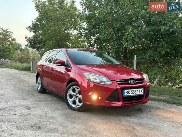 Красный Форд Фокус, объемом двигателя 1.56 л и пробегом 268 тыс. км за 8500 $, фото 1 на Automoto.ua