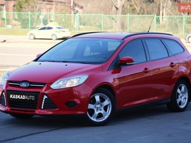 Красный Форд Фокус, объемом двигателя 1 л и пробегом 150 тыс. км за 6600 $, фото 1 на Automoto.ua