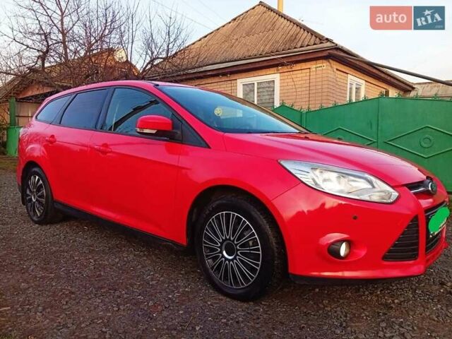 Красный Форд Фокус, объемом двигателя 1 л и пробегом 200 тыс. км за 5800 $, фото 1 на Automoto.ua