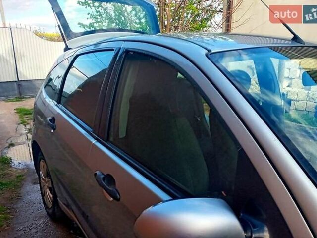 Серый Форд Фокус, объемом двигателя 1.6 л и пробегом 204 тыс. км за 2600 $, фото 1 на Automoto.ua