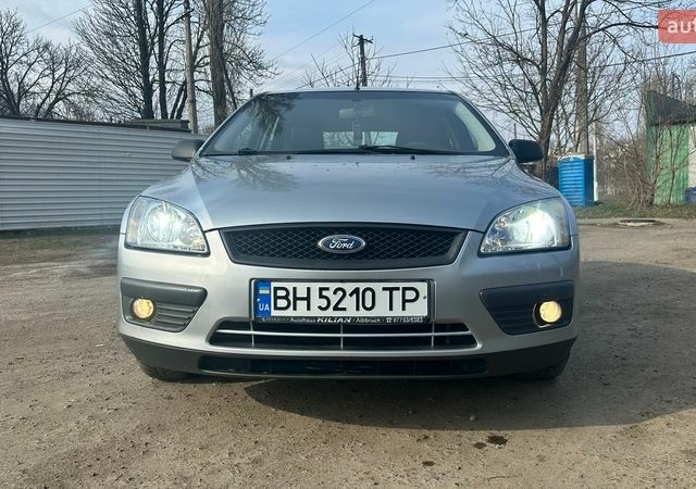 Серый Форд Фокус, объемом двигателя 1.6 л и пробегом 184 тыс. км за 4300 $, фото 1 на Automoto.ua