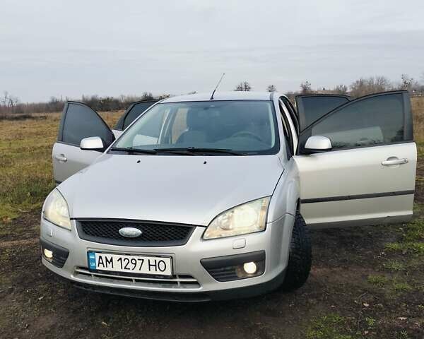 Серый Форд Фокус, объемом двигателя 1.6 л и пробегом 235 тыс. км за 3955 $, фото 1 на Automoto.ua