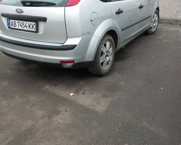 Серый Форд Фокус, объемом двигателя 1.6 л и пробегом 300 тыс. км за 3700 $, фото 1 на Automoto.ua