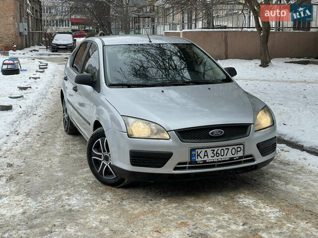 Серый Форд Фокус, объемом двигателя 1.6 л и пробегом 320 тыс. км за 3750 $, фото 1 на Automoto.ua