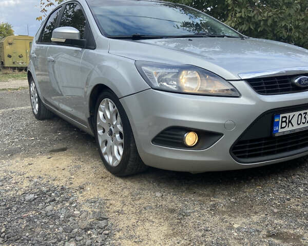 Серый Форд Фокус, объемом двигателя 1.6 л и пробегом 260 тыс. км за 5400 $, фото 1 на Automoto.ua