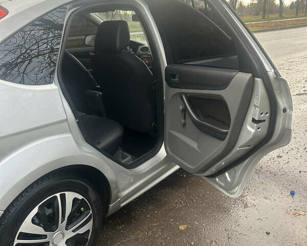 Серый Форд Фокус, объемом двигателя 1.6 л и пробегом 241 тыс. км за 5200 $, фото 1 на Automoto.ua