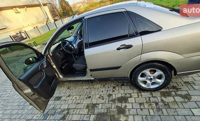 Серый Форд Фокус, объемом двигателя 1.6 л и пробегом 381 тыс. км за 3799 $, фото 1 на Automoto.ua