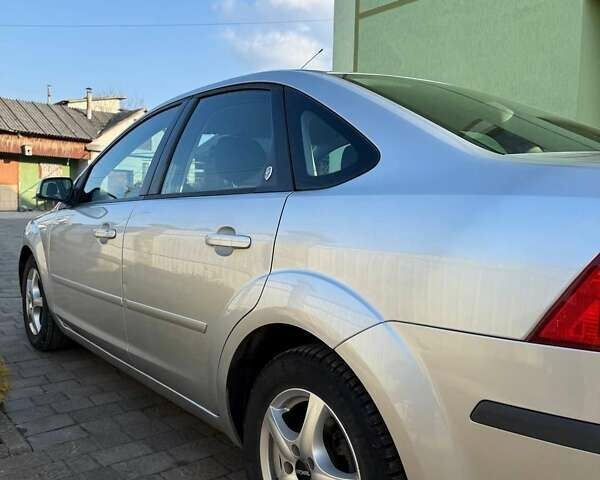 Серый Форд Фокус, объемом двигателя 1.6 л и пробегом 168 тыс. км за 5200 $, фото 1 на Automoto.ua