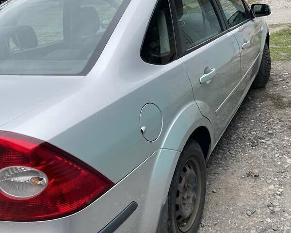 Серый Форд Фокус, объемом двигателя 1.6 л и пробегом 237 тыс. км за 5200 $, фото 1 на Automoto.ua