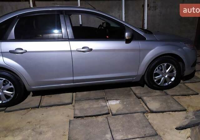 Серый Форд Фокус, объемом двигателя 1.6 л и пробегом 270 тыс. км за 4950 $, фото 1 на Automoto.ua