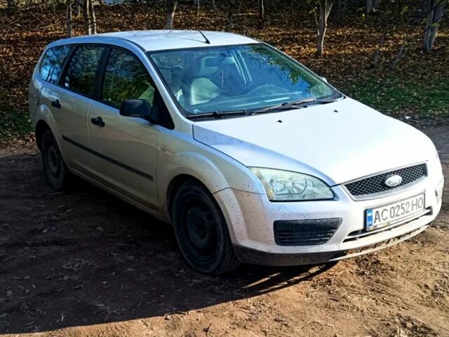 Серый Форд Фокус, объемом двигателя 1.6 л и пробегом 300 тыс. км за 3500 $, фото 1 на Automoto.ua