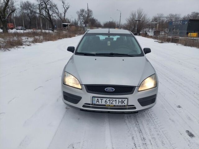 Серый Форд Фокус, объемом двигателя 1.6 л и пробегом 300 тыс. км за 3800 $, фото 1 на Automoto.ua