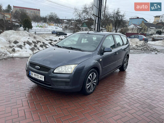 Серый Форд Фокус, объемом двигателя 1.6 л и пробегом 327 тыс. км за 3950 $, фото 1 на Automoto.ua