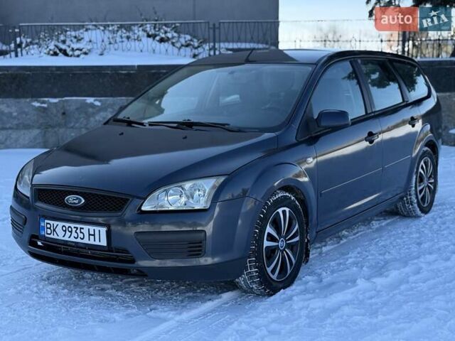 Серый Форд Фокус, объемом двигателя 1.56 л и пробегом 280 тыс. км за 4200 $, фото 1 на Automoto.ua