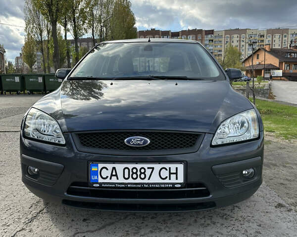 Серый Форд Фокус, объемом двигателя 1.39 л и пробегом 180 тыс. км за 5000 $, фото 1 на Automoto.ua