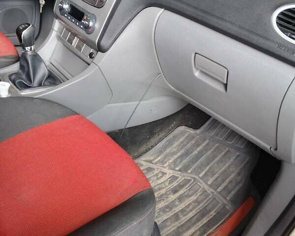 Серый Форд Фокус, объемом двигателя 1.56 л и пробегом 270 тыс. км за 5300 $, фото 1 на Automoto.ua